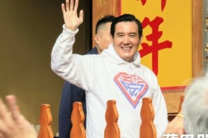 馬英九穿平安潮Ｔ走春　民眾大排長龍搶合照
