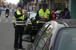 如果員警正對你停在路邊的車拍照，千萬別吵架，你只需要這樣做!