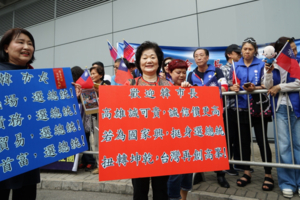 韓國瑜抵香港！華僑拿青天白日滿地紅國旗接機