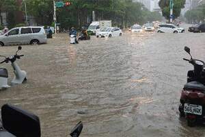 大豪雨狂炸！雙北多處馬路成河，信義區現「水上威尼斯」