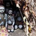 這個神秘原始部落，居住在茅草屋,8歲就生孩子，吃螞蟻過活！!穿著更是讓人驚奇。。。