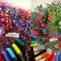 她將「顏色不多的原子筆」利用細緻筆觸重疊調色，畫出色彩繽紛的迪士尼人物！