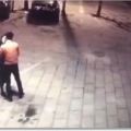 監視器拍到情侶街頭吵架，本以為要和好，接下來男子的動作讓人憤怒！太無恥了！