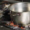 不鏽鋼鍋發黑洗不幹淨？廚房拿一種調料，5分鐘鍋子跟新的一樣！