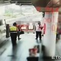 上班尖峰！士林捷運站爆「大群人尖叫狂奔」還有人拿滅火器　噁心原因曝