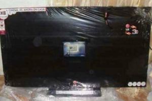 他在網路上買了一台「55寸液晶電視」，到貨後興奮拆開黑色封膜...瞬間崩潰哭暈！網友:可能要插電，然後開始變形！