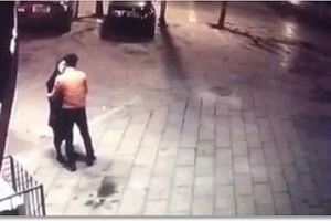 監視器拍到情侶街頭吵架，本以為要和好，接下來男子的動作讓人憤怒！太無恥了！