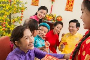 離婚三年，我帶著老公女兒回娘家，前婆婆看到我們，愣在原地！