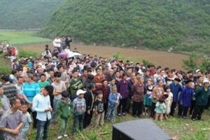 清明開一排豪車回家祭祖，順便看望養母，推開家門愣了