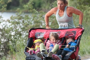 神力媽媽推「載3寶嬰兒車」跑馬拉松　改寫世界紀錄後宣布「最後一次參賽」