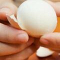 煮雞蛋怎麼煮鮮嫩不粘殼？記住這幾個竅門，煮出來又嫩又好吃！