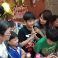 吳鎮宇為兒子費曼慶祝11歲生日，媽媽王麗萍罕見出鏡溫柔漂亮