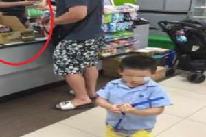 網友PO網「在全家女店員揹小孩結帳」原因竟然是這樣~網友「靠北」