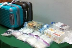 50歲婦女在大馬機場幫老人家提行李「搜出毒品」，慘被判死刑讓八旬老母出面哭著向社會求助…