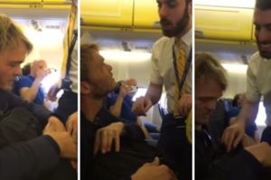 他帶著可疑包裹上飛機被空少盤查，乘客以為會像「聯航拖人」事件…怎知卻拍到神轉折畫面！