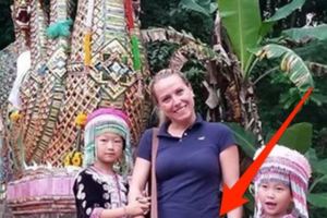 這個女子在泰國度假時，跟當地的民族兒童拍了一張合照！回家後她才發現自己竟拍下了「人性最醜惡的一面」！