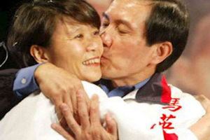 卸下「第一夫人」身份，周美青獨自搭地鐵
