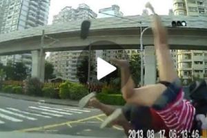 車禍瞬間:行車記錄器拍下。突然眼前一陣紅？一陣黑？咻一下前滾翻。。。原來是!!!(￣∇￣)