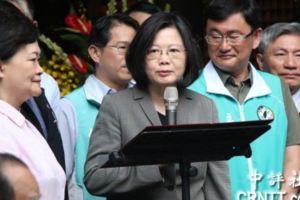 蔡台中媽祖廟贈匾　場外高喊蔡英文下台