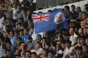 香港球迷在亞冠比賽打出港英旗用噓聲招呼恆大