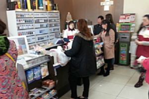 大嬸在超商排隊結帳不耐煩，故意掉東西羞辱店員，沒想到最後卻紅著臉逃走啊