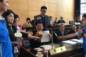 沒有編的預算說被國民黨刪了議員怒擲麥克風