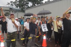 蔡英文下鄉遭民眾丟鞋抗議:不知民間疾苦當什麼總統