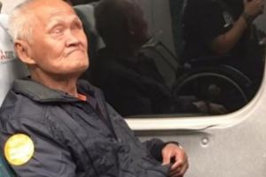 李炳輝中風後月入1萬多「不願靠救濟」自己賺錢過活，但街頭演唱卻遭騙帶去廁所「辛苦錢全被偷」…