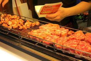 去夜市別再吃「骰子牛」了！很多人都愛吃，但卻不知道「那種牛肉」其實是....令人太噁心！