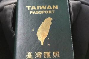 李艷秋:寫一篇獨立宣言吧!反正她一定會照稿唸的。