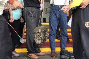 柯文哲明啟程飛上海獨派贈撒尿蔣頭顱當伴手禮