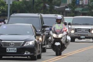 小英台中開會車隊改走酒店地下車道避抗議人群