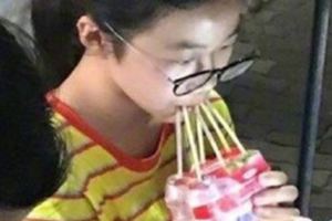 街頭捕獲一名狂女「這樣」喝養樂多，「解鎖新喝法」讓網友笑翻：最新炫富方式！