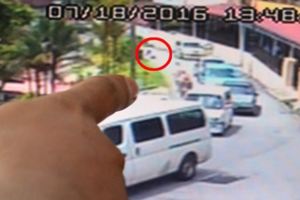 到底發生了什麼事？怎麼這個女人看著CCTV竟然哭的這樣可憐！連站在一旁的男人也感覺被驚嚇一跳！！