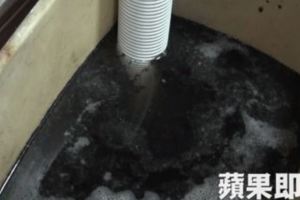 他家冷氣機「10年沒洗」結果拆開一看，竟流出這個「可怕東西」，冷氣不涼原來是這裡卡住了！
