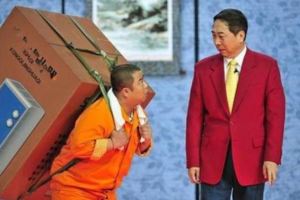 小哥扛貨上18樓，遭僱主砍價100元，憤怒將貨物搬回樓下！
