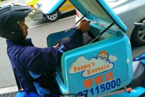 外送員把便當放在箱子裡竟全被偷走，一查後才發現小偷是把便當拿去…這小偷太天才了！