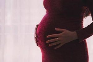 女友劈腿懷孕！綠帽男認栽當爸　竟被岳父母要「遮羞費」