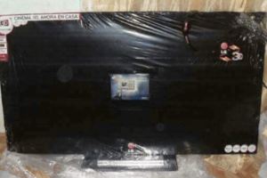 她在網路上買了一台「液晶電視」，結果一拆開她才發現「只能當桌子」當場欲哭無淚！