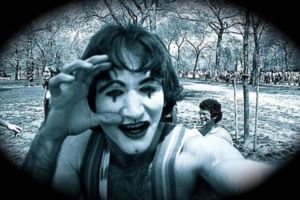 他當年在公園替這位街頭藝人拍下照片，35年後…照片裡的人竟成了傳奇大明星！