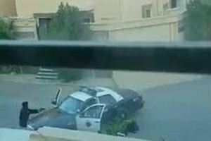她看著IS炸彈客搶下警車後以為自己必死無疑，沒想到那名英雄警察一個決定救了整個小鎮的人！