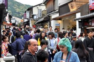 鏡頭下：京都旅客暴增，中,韓遊客最多，居民生活造成困擾，連辦27年夜櫻點燈活動取消！(圖6張)