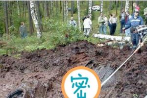 他童年在湖邊玩時發現「不明軌跡延伸入湖」，50年後想起於是召集居民打撈，誰知上來卻是「驚人的龐然大物」！