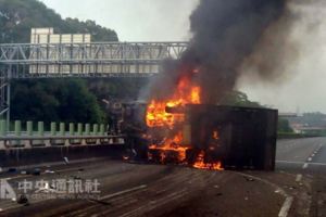 國道3號大貨車翻覆起火駕駛僅輕傷