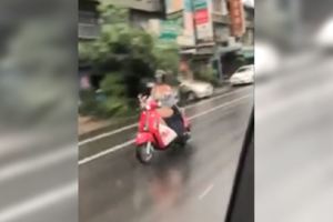 【視頻】女騎士3秒車頭燈影片狂重播　跪求傳送門網友神到了