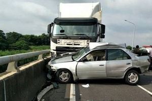 男超車失控衝對向　慘遭貨櫃車撞斃