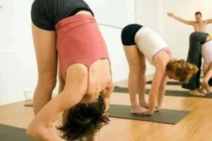 8個瑜伽動作，拉筋養生，緩解腰酸背痛，適合久坐、缺乏運動人群