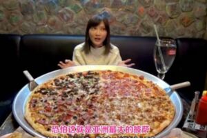 美女大胃王「挑戰82吋披薩」瞬間掃光光　鏡頭拉近後「水幫穿幫了」網傻：難怪吃得完！
