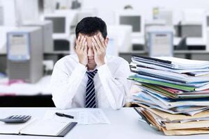 工作10年，年終始終沒增加，他突被大公司給錄取，年終多10倍...這才知道是「前經理」的暖心救援！