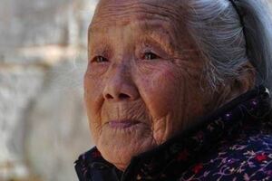 52歲孤寡阿嬤撿了個棄嬰，十八年後女孩高考，家門口來了一排警車！